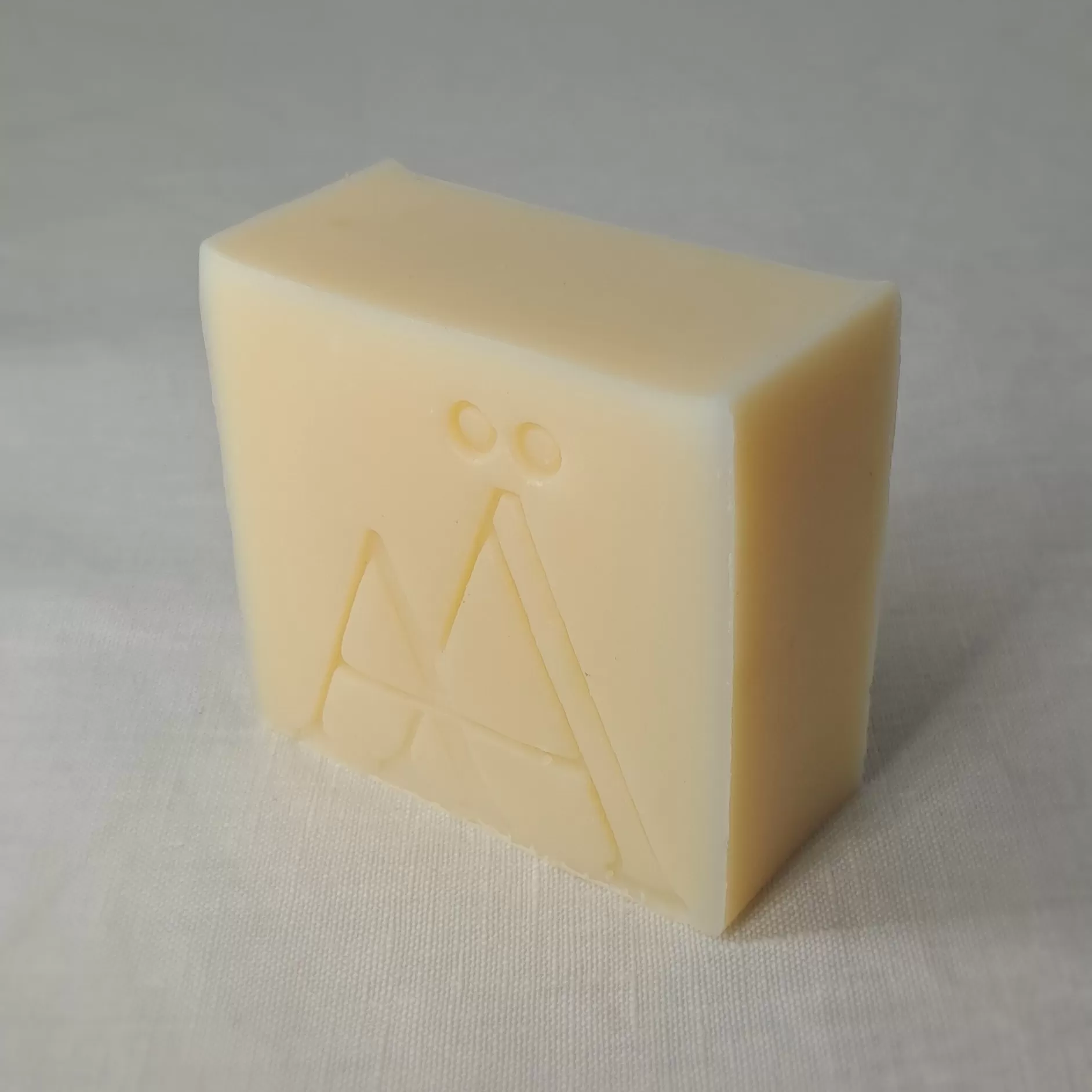 Le savon surgras qui va à l’essentiel : propre, doux, et respectueux de votre peau.