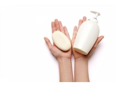 Savon solide vs savon liquide : quel impact réel sur les emballages et les déchets ?